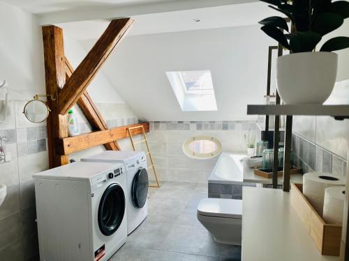 a bathroom with a washing machine and a toilet at FILMAP-Charmant-Modern-Zentral-Balkon-Beamer-Spieletisch in Görlitz