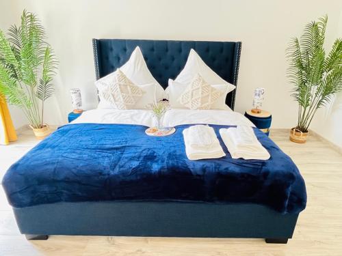 a large blue bed with two towels on it at FILMAP-Charmant-Modern-Zentral-Balkon-Beamer-Spieletisch in Görlitz