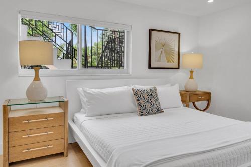 1 dormitorio blanco con 1 cama y 2 lámparas en Suite by Beach Waterfront Lago Key Three, en Fort Lauderdale