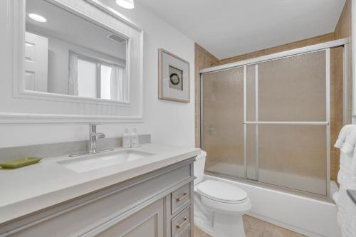 y baño con lavabo, aseo y ducha. en Suite by Beach Waterfront Lago Key Three, en Fort Lauderdale