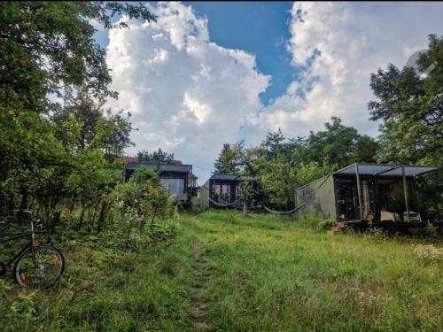 rower zaparkowany na polu z domami w obiekcie Riverfront Cabins in the garden w Poznaniu