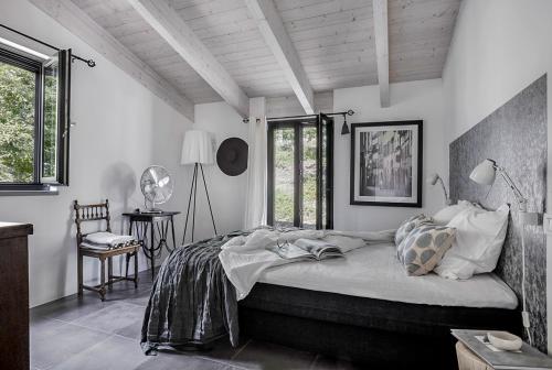 1 dormitorio con 1 cama grande en una habitación en Villa Annibale, en Umbertide