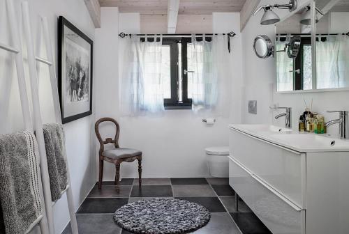 y baño con lavabo, aseo y silla. en Villa Annibale, en Umbertide