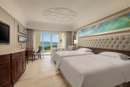 pokój hotelowy z 2 łóżkami i telewizorem w obiekcie Crowne Plaza Resort Sanya Bay, an IHG Hotel w mieście Sanya