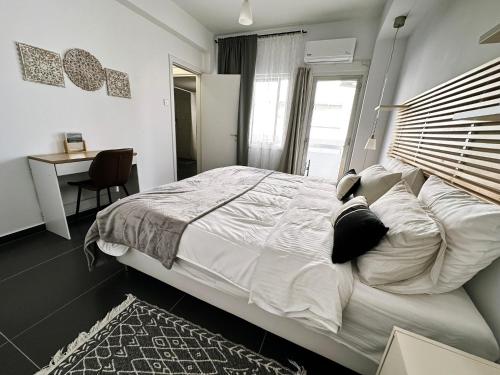 Home Away One Bedroom Apartment in Nicosia 객실 침대