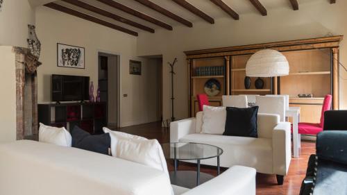 een woonkamer met witte meubels en een tafel bij Italianway-Argelati 12 in Milaan