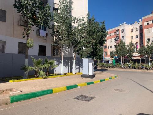 an empty street in a city with buildings at Magnifique appartement au RDC in Casablanca