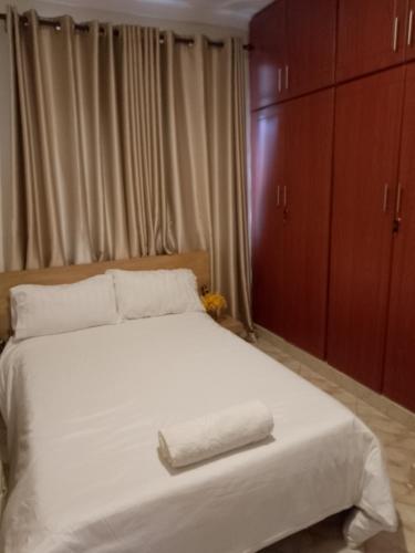 - une chambre avec un lit et une serviette dans l'établissement Zen in Ibanda, à Kitwe