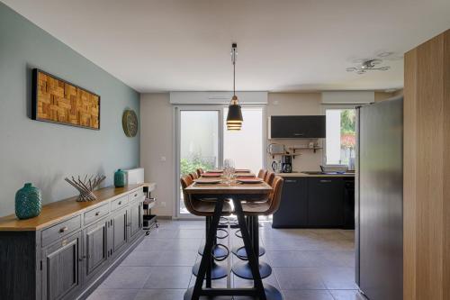 une cuisine avec une table au milieu dans l'établissement La Dune Bleue / Maison 6 personnes à Houlgate, à Houlgate