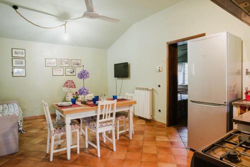 Kuchyň nebo kuchyňský kout v ubytování Rustic House near Lucca With Private Parking and Garden!