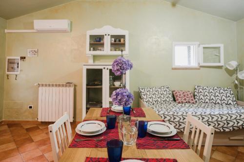 Posezení v ubytování Rustic House near Lucca With Private Parking and Garden!