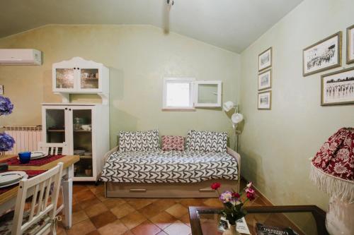 Postel nebo postele na pokoji v ubytování Rustic House near Lucca With Private Parking and Garden!