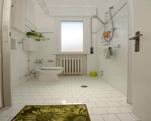 La salle de bains est pourvue de toilettes et d'une fenêtre. dans l'établissement Villa Graziano, à Cesenatico