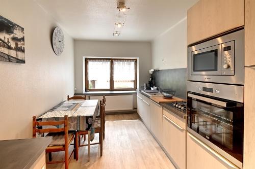 une cuisine avec une table et une salle à manger dans l'établissement Vert Olive - Maison proche Sélestat Colmar, à Rombach-le-Franc