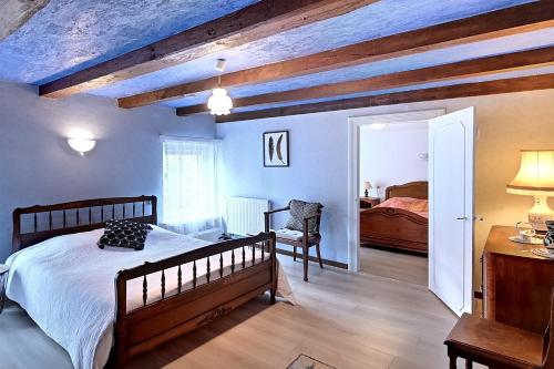 a bedroom with a bed and a desk with a chair at Vert Olive - Maison proche Sélestat Colmar in Rombach-le-Franc