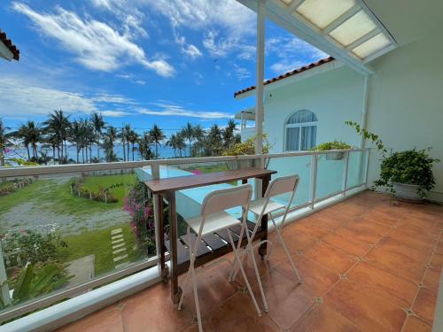 Un balcón o terraza en Aquamarine Cottage