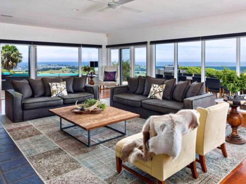 Ruang duduk di EagleView Park outstanding views and privacy