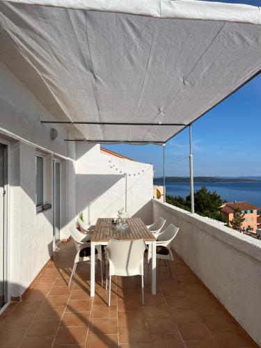 uma mesa e cadeiras na varanda de uma casa em Apartmani "Nikola" Seaview - Ivan Dolac, Hvar em Ivan Dolac