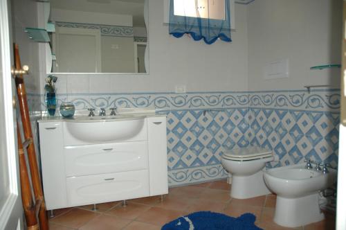 łazienka z umywalką i toaletą w obiekcie Regina w mieście Seccheto