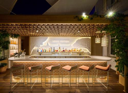 un rendu d'un bar dans un restaurant avec des tabourets dans l'établissement White 1921, à Saint-Tropez