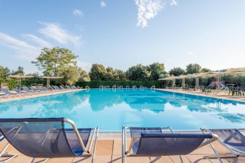 The swimming pool at or close to Hotel Borgo degli Olivi