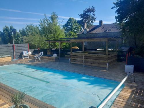 - une piscine avec un kiosque sur une terrasse dans l'établissement chambre sérénité, à Condé-sur-Noireau