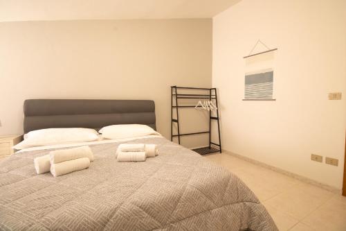 een slaapkamer met een groot bed met twee kussens bij Il Tuo Palazzetto in Castelsardo