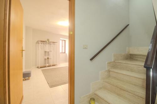 een hal met een trap in een huis bij Il Tuo Palazzetto in Castelsardo