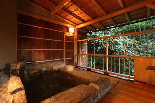 una habitación con una piscina de agua en una casa en Kinosaki Onsen Nishimuraya Hotel Shogetsutei en Toyooka