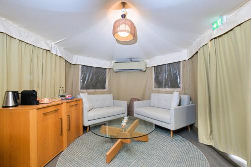 Zona de estar de Kingfisher Retreat by Sharjah Collection