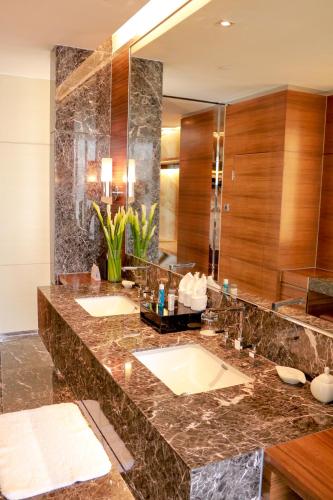 a bathroom with two sinks and a large mirror at InterContinental Nanjing by IHG in Nanjing