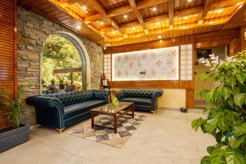 Posezení v ubytování Jannat Resort and Spa Manali A Centrally Heated Himalayas View Resort