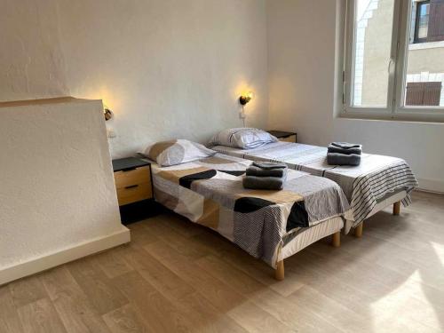 une chambre avec deux lits avec des serviettes dessus dans l'établissement Maison Saint Florent Le Vieil, à Saint-Florent-le-Vieil