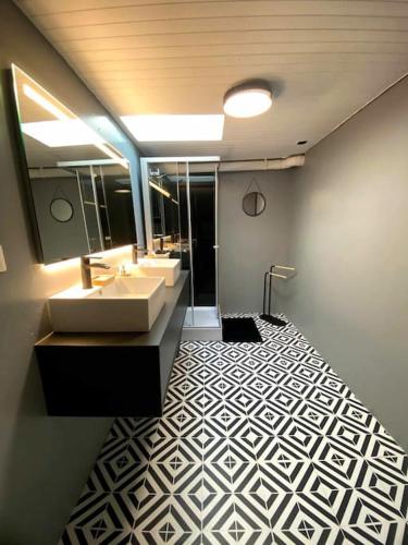 une salle de bain avec deux lavabos et un miroir dans l'établissement Maison Saint Florent Le Vieil, à Saint-Florent-le-Vieil