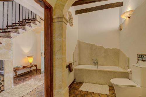 Bathroom sa Petra Holiday Home by Rentallorca