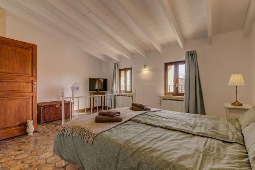 Giường trong phòng chung tại Petra Holiday Home by Rentallorca