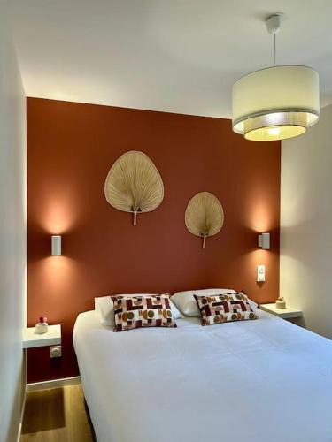 - une chambre avec un lit avec deux parasols sur le mur dans l'établissement Belle Maison à Tarnac Corrèze, à Tarnac