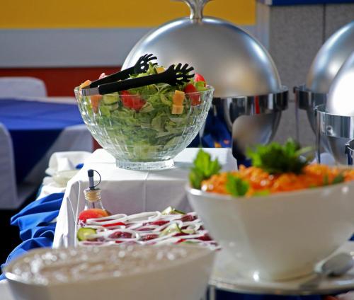 Makanan di atau berdekatan hotel
