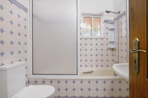 uma casa de banho com um WC branco e um lavatório. em Monte do Pataco em Albufeira