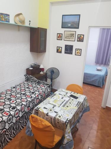 Cette chambre comprend un lit, une table et des chaises. dans l'établissement A casa da Mari, à Palerme