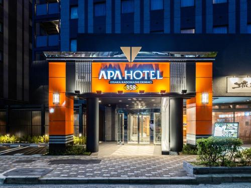 APA Hotel Osaka-Kadomashi Ekimae في أوساكا: فندق للمطار عليه لافته على الواجهه
