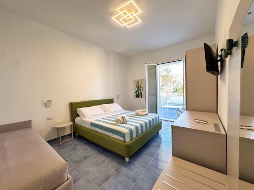 Un pat sau paturi într-o cameră la ITINERA Baia Verde Rooms and Breakfast