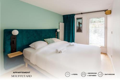 une chambre avec deux lits blancs et une fenêtre dans l'établissement Apartment 01 - Mouffetard, à Paris