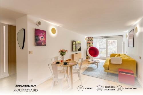 un salon avec une table et un canapé jaune dans l'établissement Apartment 01 - Mouffetard, à Paris