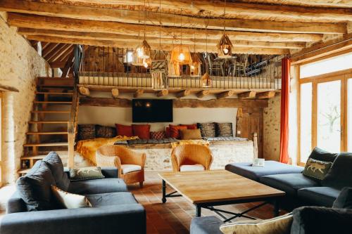 un salon avec des canapés et une mezzanine dans l'établissement Parc de la Fage, à Journiac