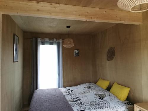 Llit o llits en una habitació de Studio bois Le Colibri à Chambley