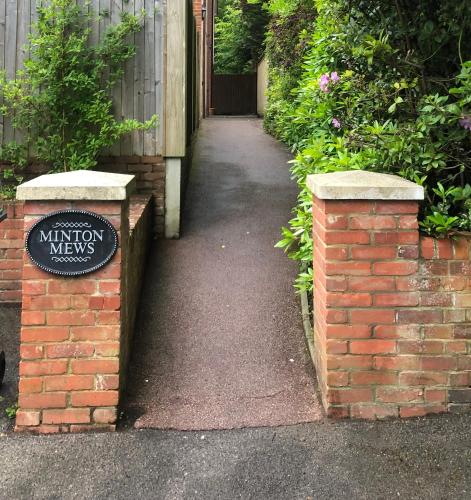 un marciapiede di mattoni con un cartello con scritto "un milione di modi" di The private Minton Mews No 3 a Bournemouth