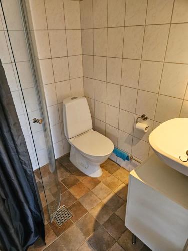 Koupelna v ubytování Garagelägenhet