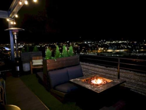 - un canapé et un foyer extérieur sur le toit la nuit dans l'établissement Hotel Nell - Union Market, à Washington