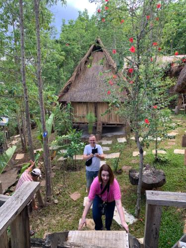 a man and a woman standing in front of a tree at Khu Du Lịch Sinh Thái, Nghỉ dưỡng Homestay Hoàng Ánh - Kon Xom Luh in Kon Tum